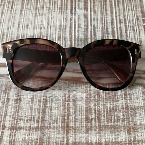 Tort Fashion Sunglasses with Oversized Frames - Picture 1 of 9